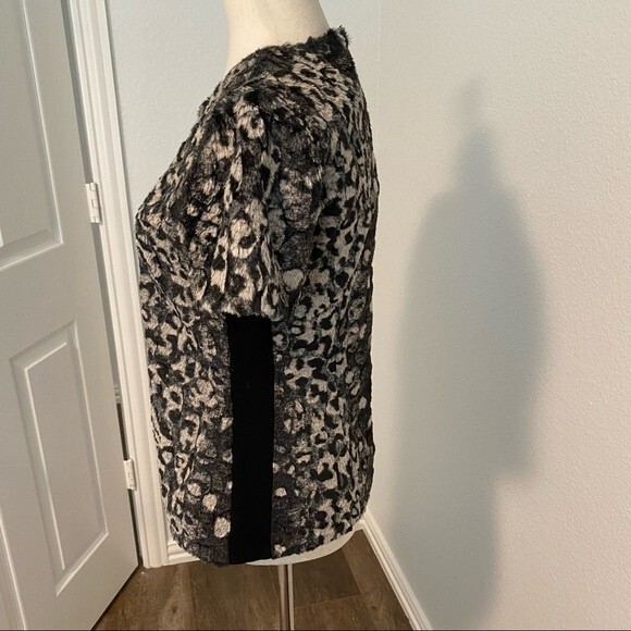NWOT  BCBG MAXAZRIA Faux Fur Leopard Animal Print Beautiful Back Zipper Top S - Picture 3 of 9